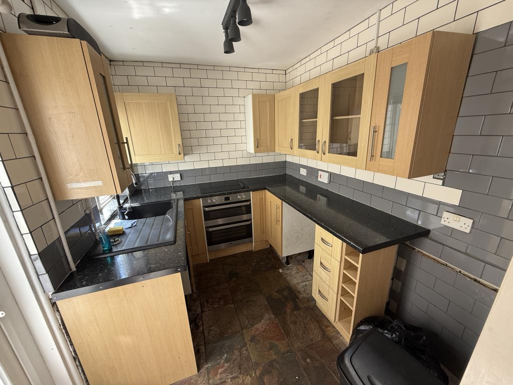Lot: 154 - END-TERRACE PROPERTY FOR UPDATING - Kitchen